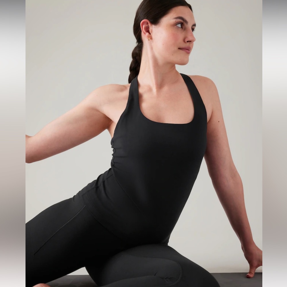 ATHLETA TRANSCEND SCOOP BUILT-IN BRA TANK A-C, Size M, Black (NWT)